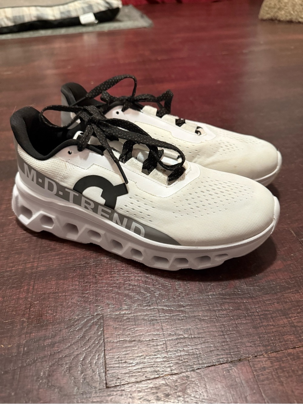Women’s white tennis shoes